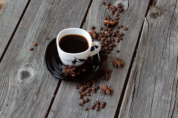 Kahve tanelerinin bir ortamda bir kahve fincan kahve ve bir - Fotoğraf, Görsel