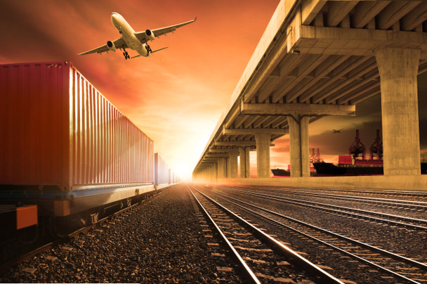 indústria contêineres trens que funcionam em ferrovias via avião de carga
 - Foto, Imagem