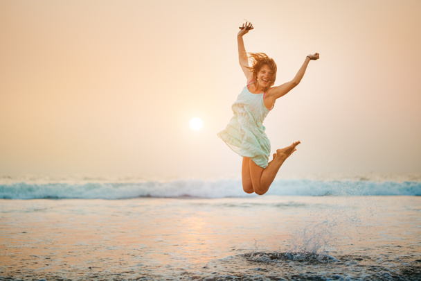 Boldog fiatal jumping lány - Fotó, kép