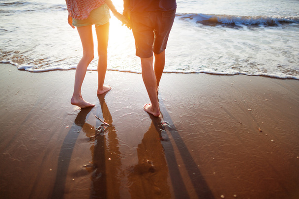 młoda para spacerująca po plaży - Zdjęcie, obraz