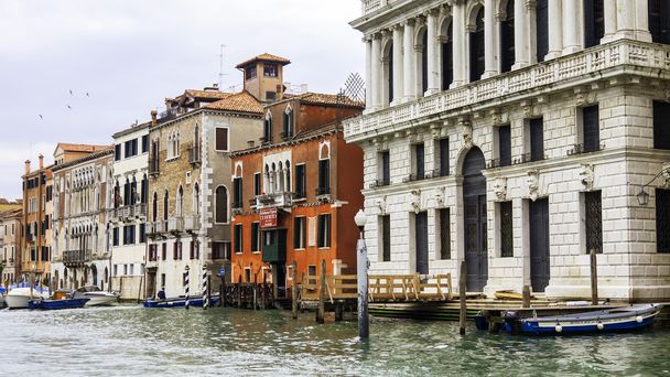 VENICE, ITALY - on APRIL 30, 2015. Old houses ashore Grand channel (Canal Grande). The grand channel is the main transport artery of Venice and its most known channel - Foto, Imagen