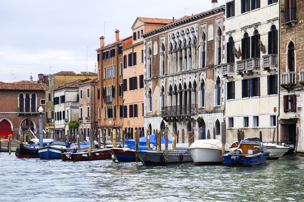 VENECIA, ITALIA - 30 DE ABRIL DE 2015. Casas antiguas en tierra Gran Canal (Canal Grande). El gran canal es la principal arteria de transporte de Venecia y su canal más conocido
 - Foto, imagen