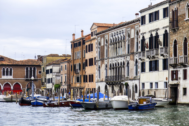 VENICE, ITÁLIA - em 30 de abril de 2015. Casas antigas em terra Grande canal (Canal Grande). O grande canal é a principal artéria de transporte de Veneza e seu canal mais conhecido
 - Foto, Imagem