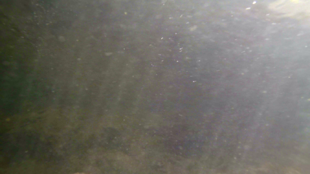 Mano dell'uomo schizza in acqua turbolenta in Thailandia
 - Filmati, video