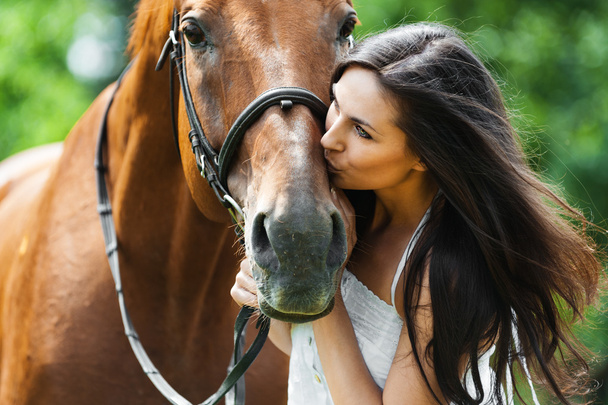 Femme embrasser cheval
 - Photo, image