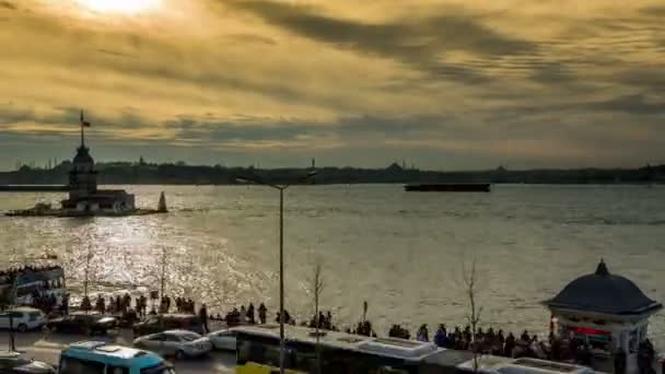 Time Lapse Fotografia pessoas andando na costa com Maiden Tower ao pôr do sol
 - Filmagem, Vídeo