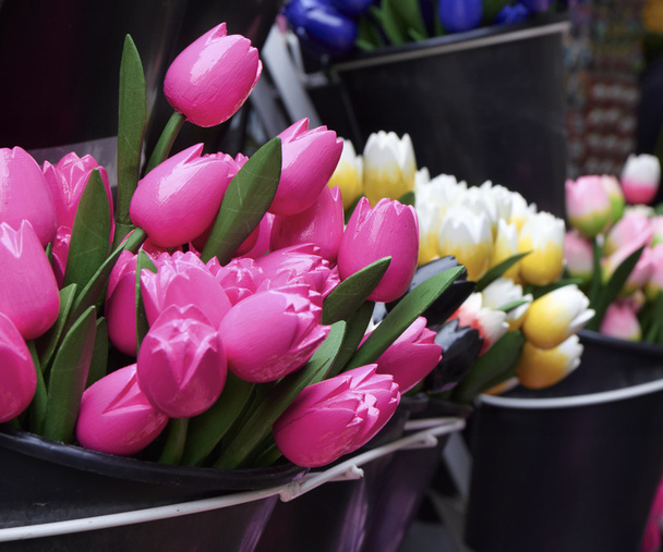 Holland amsterdam, Blumenmarkt, hölzerne handbemalte Tulpen - Foto, Bild