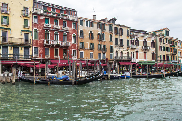VENICE, ITÁLIA - em 30 de abril de 2015. Vista urbana típica. A costa do Grande canal (Canal Grande), a casa na costa e gôndolas. O grande canal é a principal artéria de transporte de Veneza e seu canal mais conhecido
 - Foto, Imagem