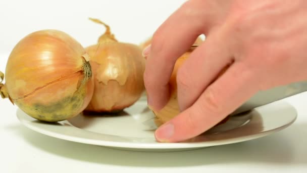 Man snijden uien-groenten-uien-witte achtergrond Studio - Video