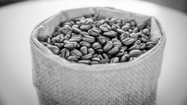 Kaffeebohnen im Leinenbeutel - Foto, Bild