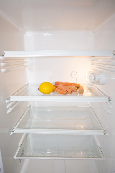 Refrigerador casi vacío
 - Foto, Imagen