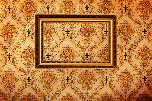 Marco de imagen chapado en oro vintage en papel pintado retro
 - Foto, imagen