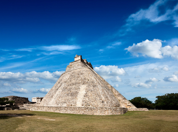 Maya piramide (Piramide van de tovenaar, adivino) in uxmal, Mexico - Foto, afbeelding