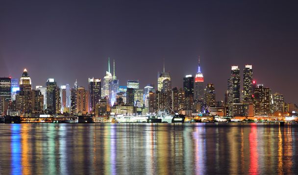 Нью-Йорк Манхэттен Мидтаун ночью - Фото, изображение