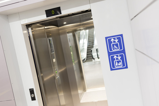 Opened elevator for mothers and physically disabled - Foto, Bild