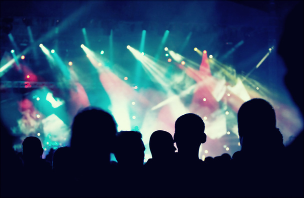 Sahne ışıklarının önünde tezahürat yapan kalabalık - Fotoğraf, Görsel