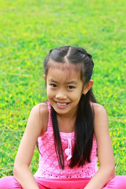 schattig meisje glimlachend in het park - Foto, afbeelding