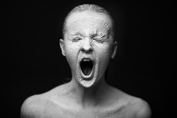 Stille schreeuw. Art studio shot meisje in een wit lichaam kunst - Foto, afbeelding