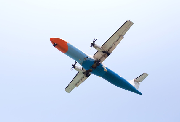 één vliegtuig in de heldere hemel - Foto, afbeelding