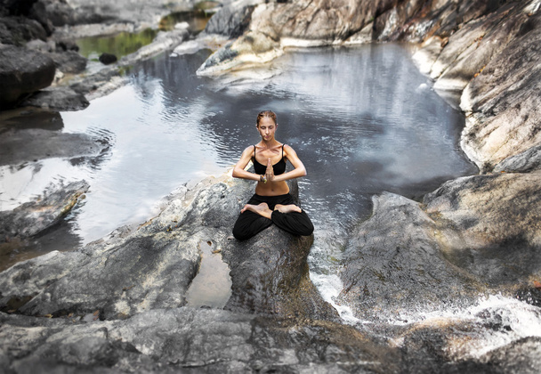 ロータスの位置へで座っている女の子の meditation.photo - 写真・画像