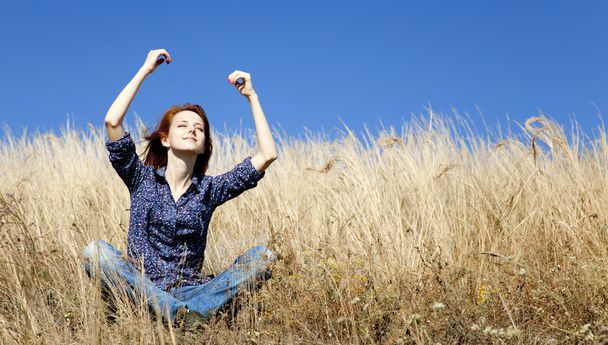 portret szczęśliwy rudowłosej dziewczyny na jesień trawa - Zdjęcie, obraz