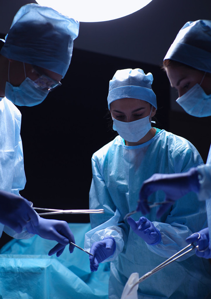 Teamchirurg aan het werk bij de operatie - Foto, afbeelding