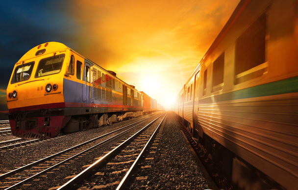 comboios de passageiros e caminhos-de-ferro de contentores industriais
 - Foto, Imagem