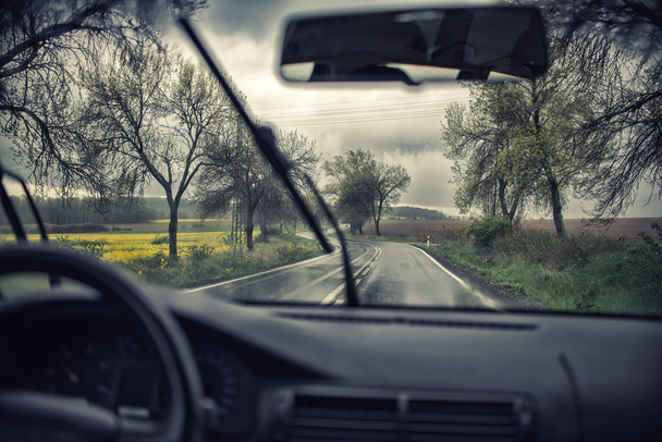 οδήγηση κατά μήκος του αυτοκινητόδρομου σε μια βροχερή ημέρα - Φωτογραφία, εικόνα