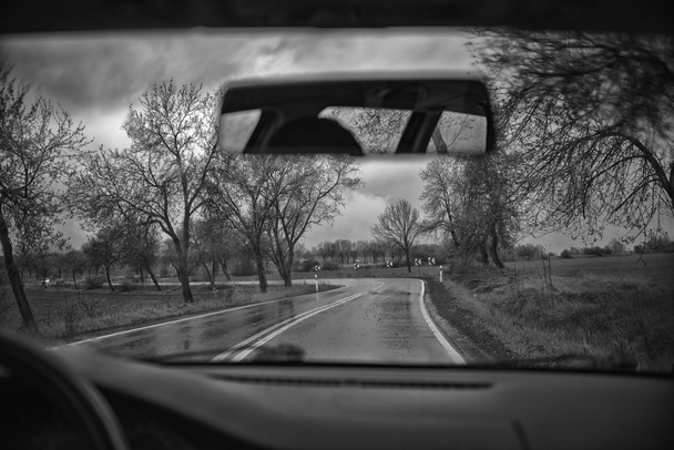 Οδήγηση κατά μήκος του αυτοκινητόδρομου σε μια βροχερή ημέρα, μαύρο και άσπρο - Φωτογραφία, εικόνα