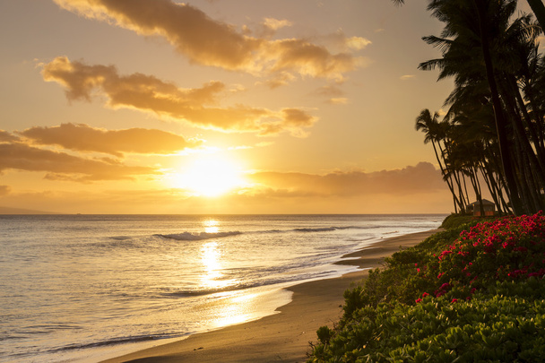 Beautiful, warm tropical sunset on the white sands of Kaanapali Beach in Maui, Hawaii. A fabulous destination for vacation and travel. - Fotó, kép