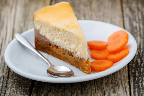 Сладкий кусочек морковного пирога на белой тарелке
. - Фото, изображение