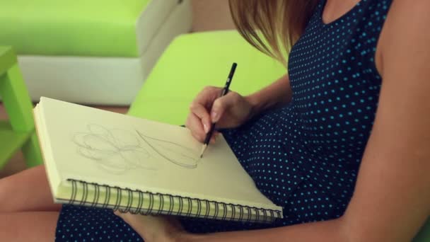Vrouw tekening in album - Video