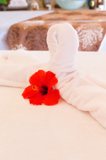 Decorazione degli asciugamani sul tavolo da massaggio. Interni Spa
  - Foto, immagini