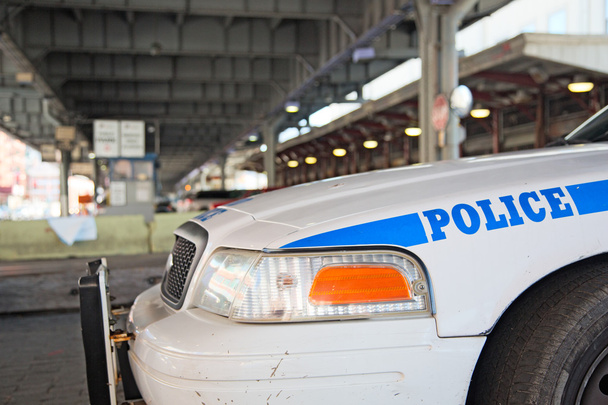 ニューヨーク市警察が町をパトロールします。 - 写真・画像