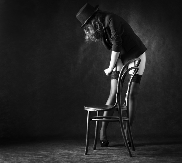 sexy žena, tančí kolem židle - Fotografie, Obrázek