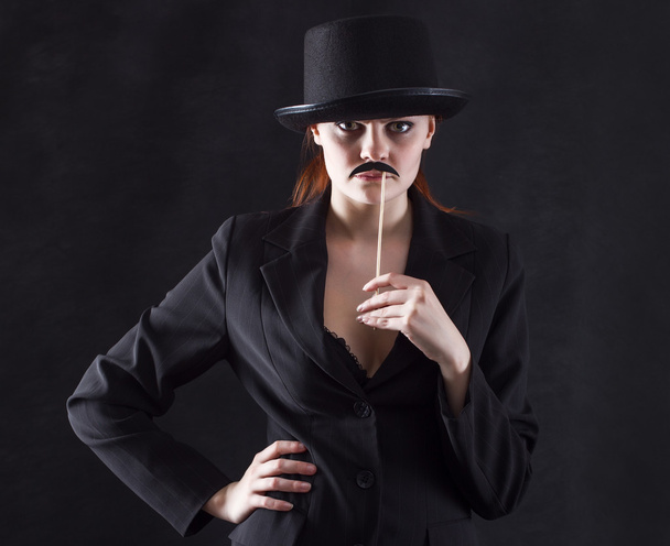 γυναίκα που φοράει ψεύτικο μουστάκι και το καπέλο - Φωτογραφία, εικόνα