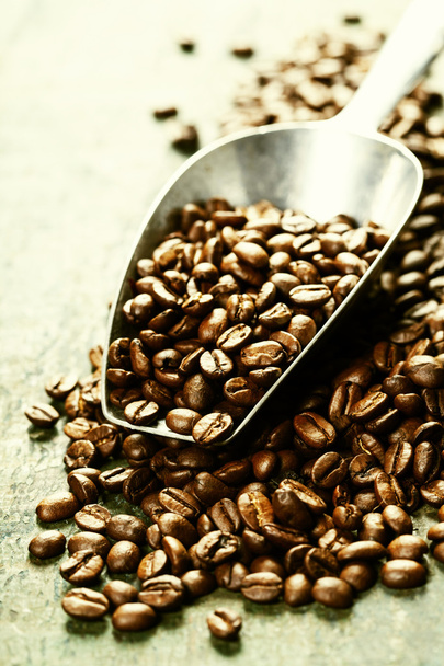 кавові зерна і металева ложка
 - Фото, зображення