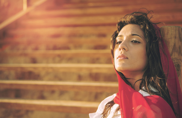 Середземноморський молодої дівчини, сидячи на сходах теплий ефект застосовується - Фото, зображення