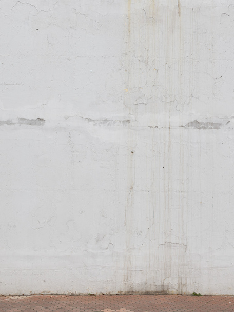 old peeling white wall and tiled floor - Foto, immagini