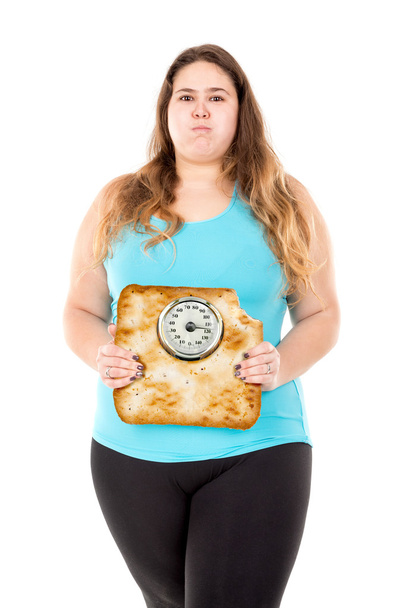 großes Mädchen, das eine Gewichtswaage isst - Foto, Bild