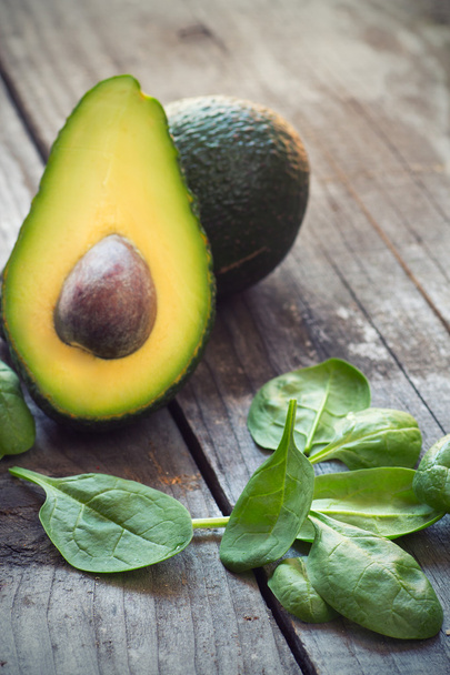 Verse avocado en baby spinazie - Foto, afbeelding