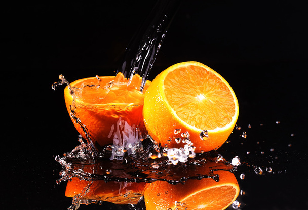 Water a stream flows on orange halves, dynamics of a liquid - Fotoğraf, Görsel