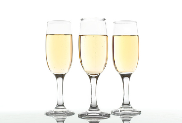 Copas de champán aisladas en blanco
 - Foto, Imagen