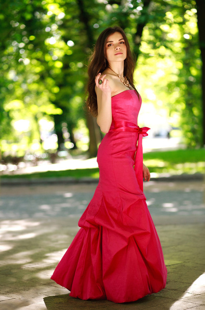 Przepiękny młoda dama długo luksusowy sukienka lato Park - Zdjęcie, obraz