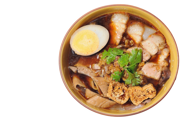 麺とカリカリ豚肉のスープ - 写真・画像