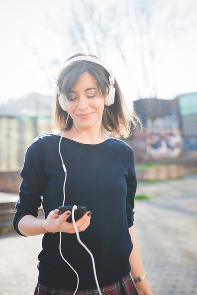 csinos nő hallgat zenét - Fotó, kép