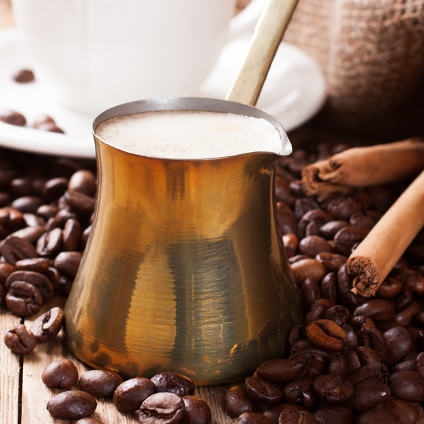 Régi kávé pot, fából készült rusztikus háttér - Fotó, kép