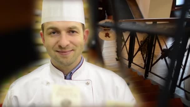 Szef kuchni uśmiecha się do kamery-kelner prowadzi jedzenie w restauracji-schody - Materiał filmowy, wideo