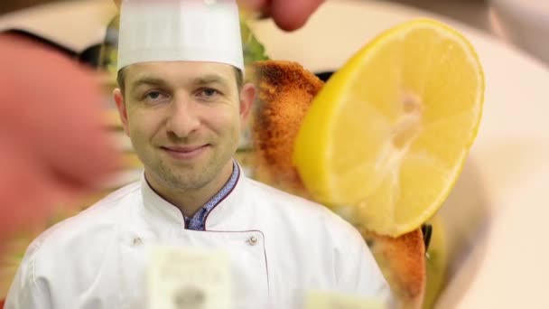 chef-kok glimlacht naar camera-chef decoreert eten-Zie shell-chef giet meel met olie - Video