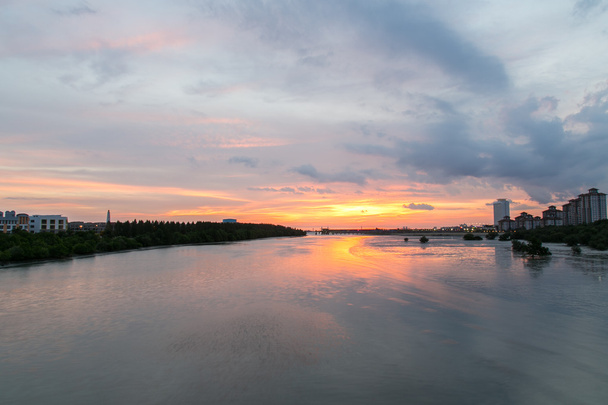 Auringonlasku Pulau Melakan sillalla
 - Valokuva, kuva